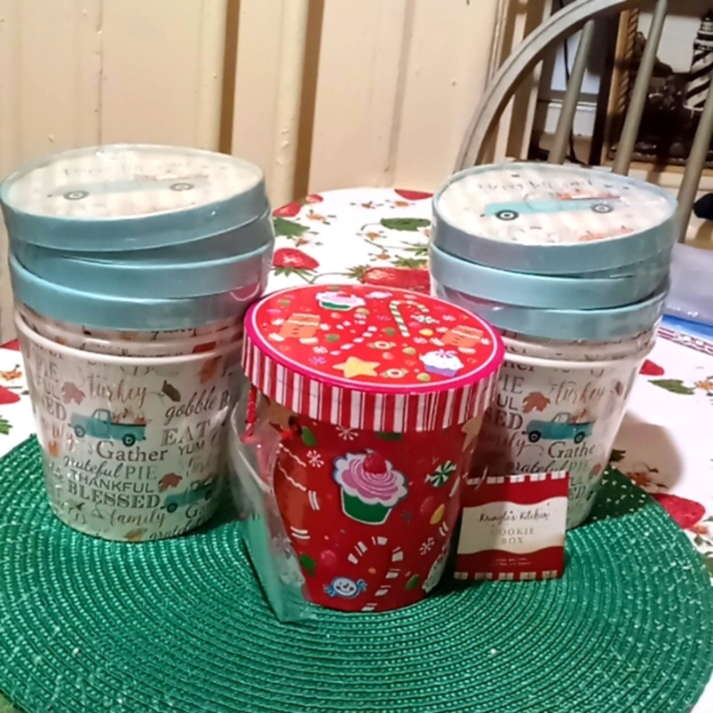 BUNDLE OF (2) HAPPY FALL 32 ONZ. TO GO CUPS PLUS CHRISTMAS COOKIE BOX